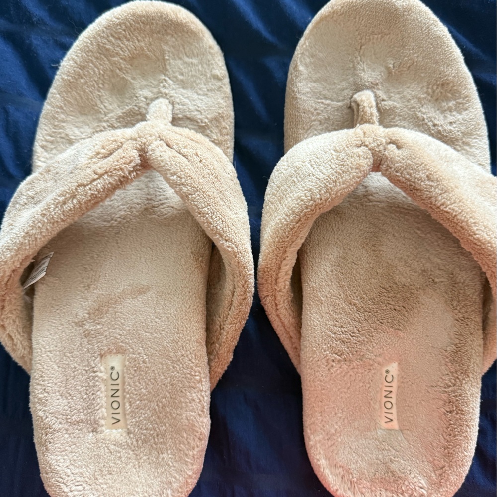 Vionic Women's Plush Cream Slippers